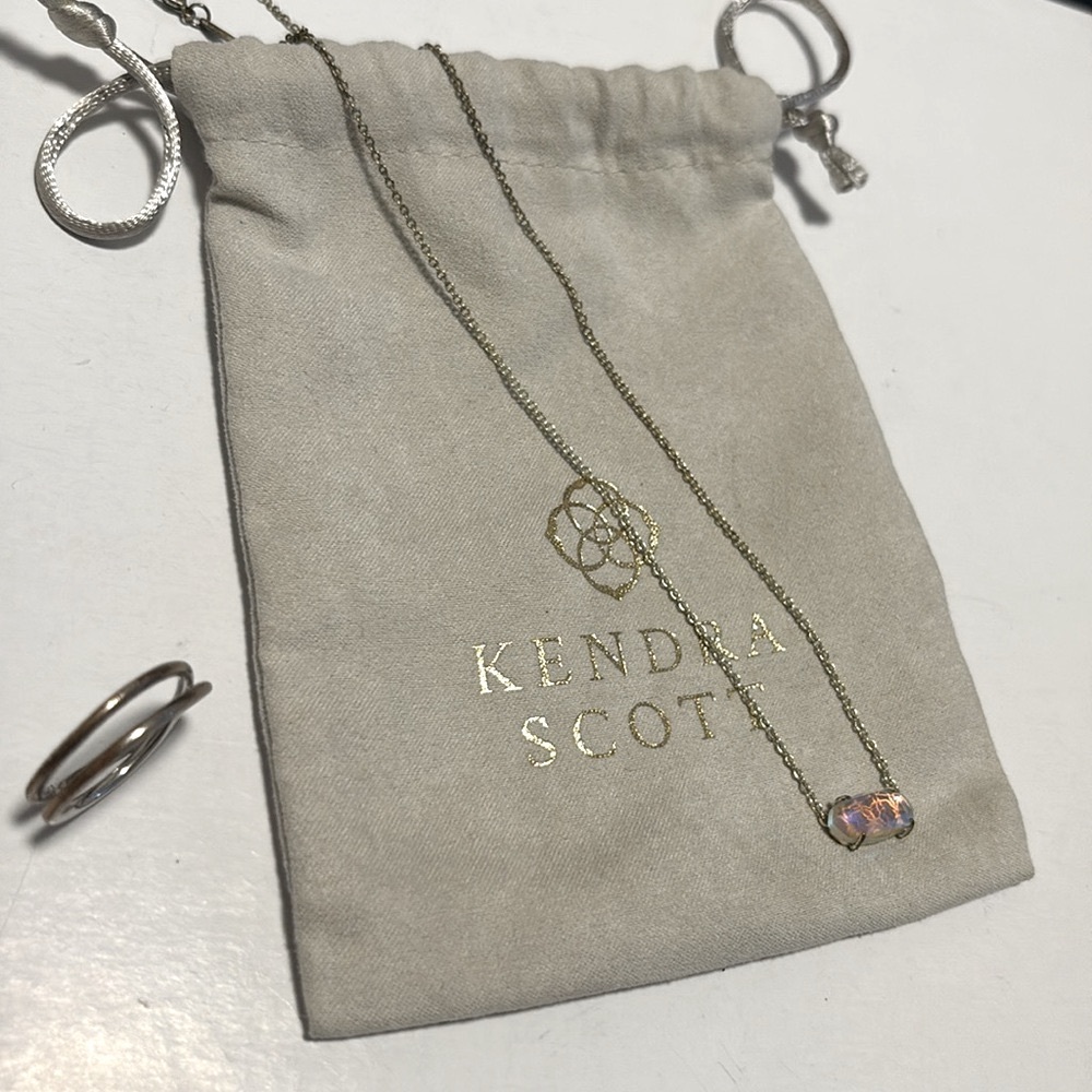 [Kendra Scott] Ever Short Pendant Necklace in Gold, Dichroic Glass, Adjustable - Picture 9 of 11